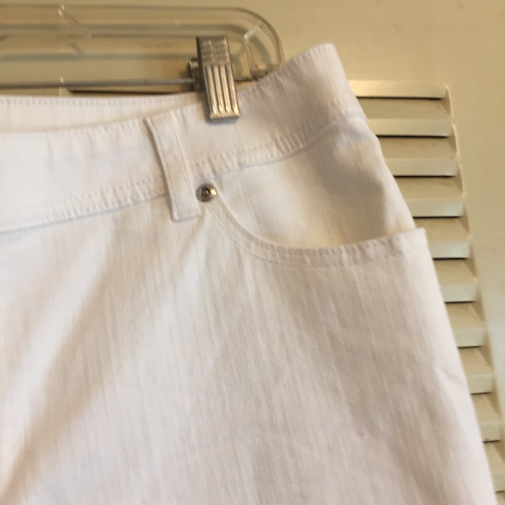Chico’s 3 White Denim Jean Capri - Picture 5 of 10